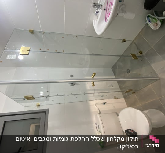 מקלחון זכוכית עם דלתות זהב בחדר אמבטיה